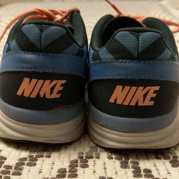 Nike Tennis Shoes - Picture 4 of 9